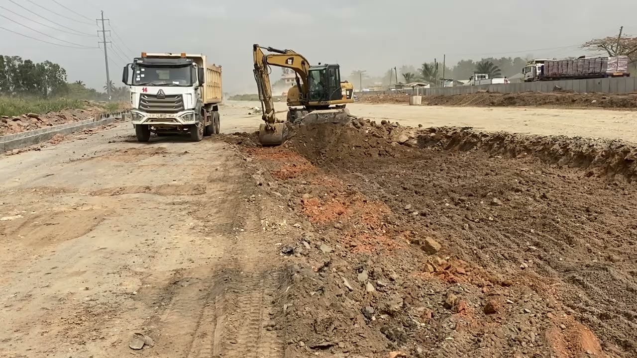 Caterpillar tire Excavator doing excavation for Caterpillar Wheelloader to backfilled 