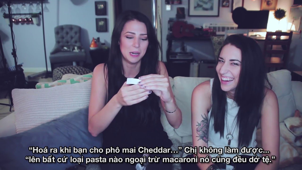 [Vietsub] BEST ACCENT CHALLENGE - Real lesbian couple Stevie Boebi and Ally Hills