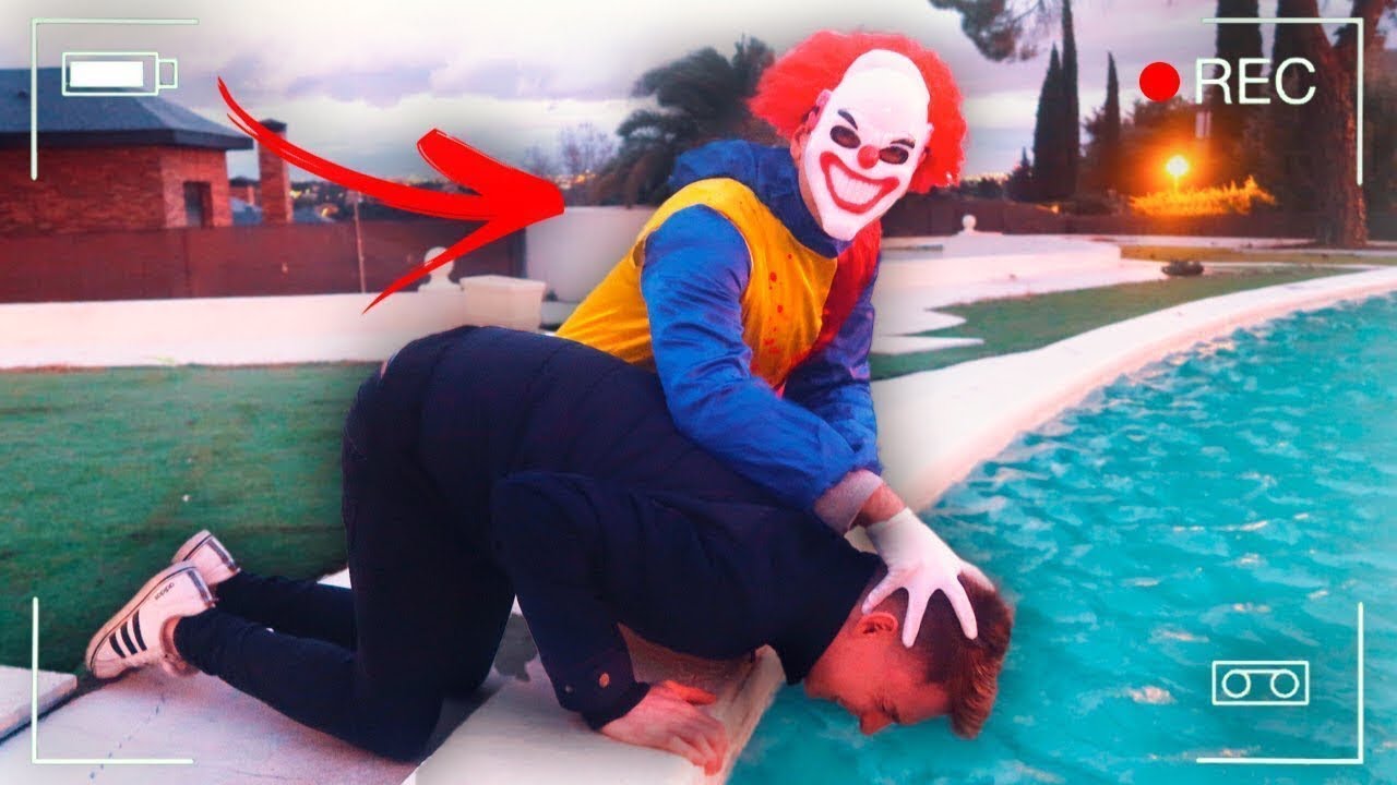 EL PAYASO ME AHOGA EN LA PISCINA DE LA MANSIÓN !! *no puedo respirar* Exi
