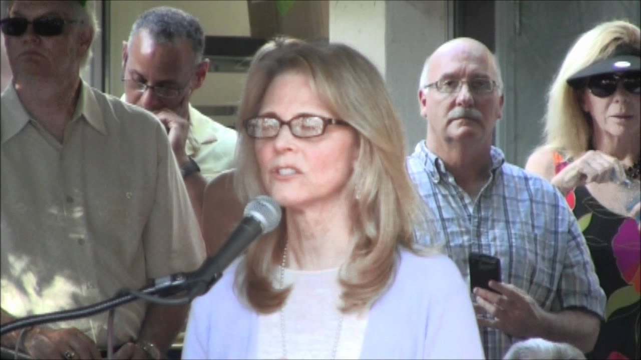 Lindsay Wagner speaking at her  Star induction on the PS Walk of Fame.wmv