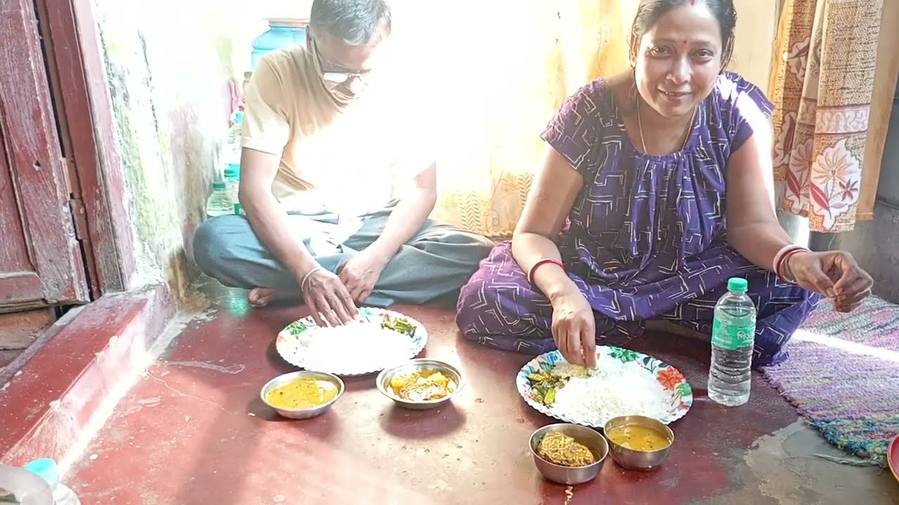 আজ বাড়িতে দাদা বৌদি বেড়াতে এসেছে বৌদি আর ঠাকুর জামাই একসাথে খেতে বসেছে.. bengali food eating