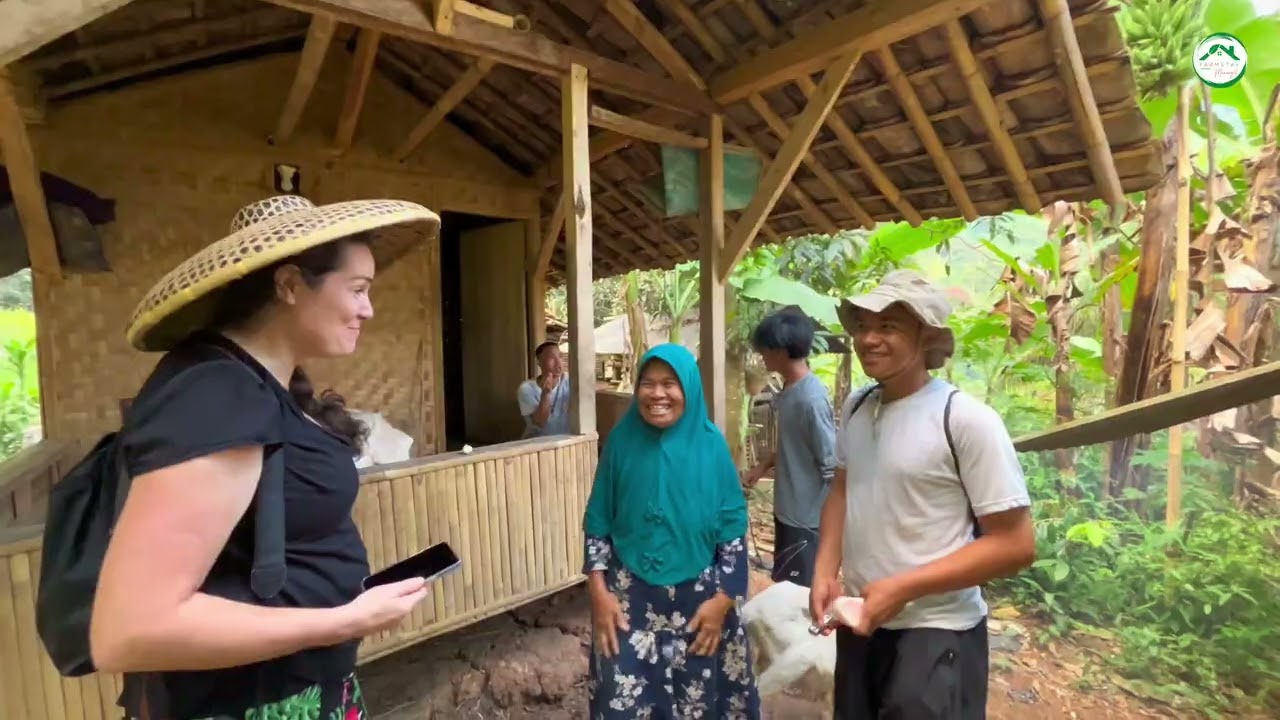 Walking Tour Paling Otentik! Bule Panen Petai dan Buah di Kebun Kampung