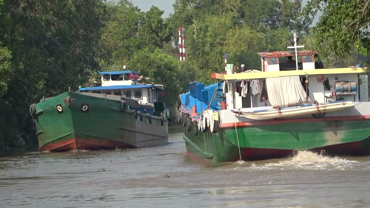 Vừa qua ngã ba gặp ngay sà lan ngược chiều