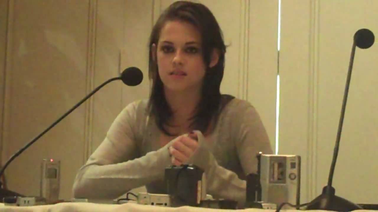 Kristen Stewart - Eclipse Press Conference Pt. 1 of 3
