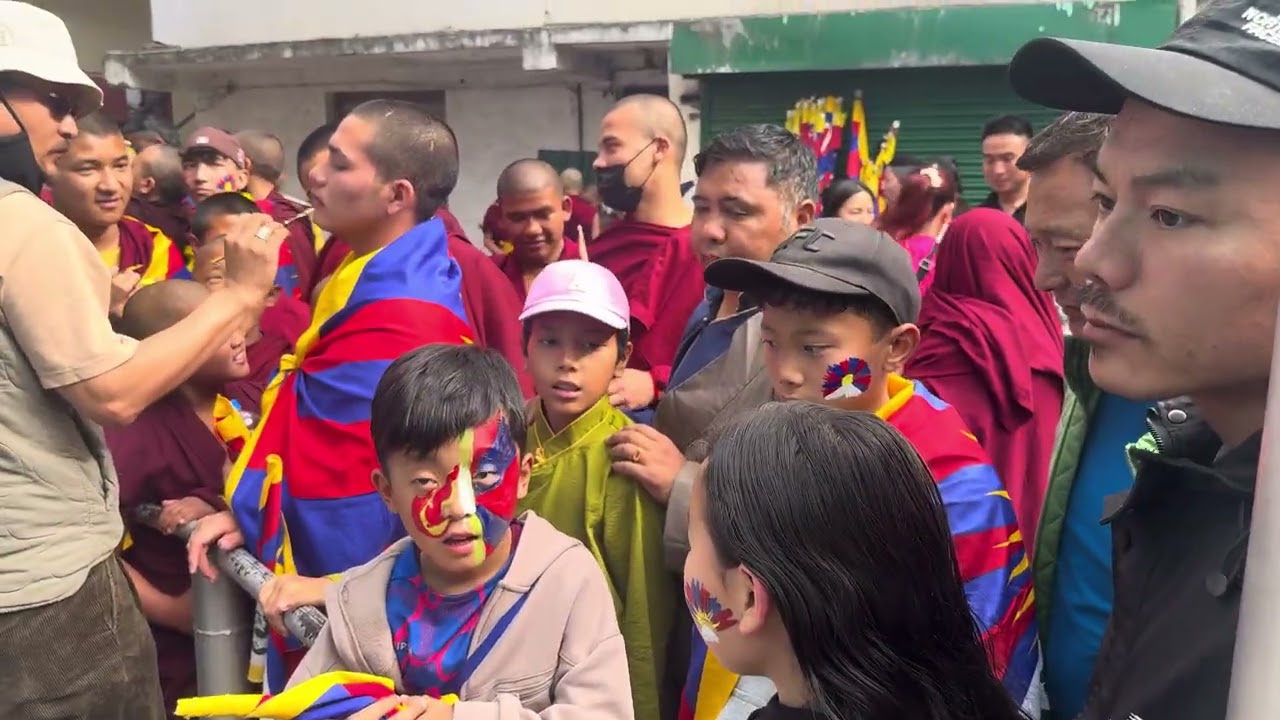 གསུམ་བཅུའི་དུས་དྲན་ཐེངས་ ༦༧ པ། རྡ་ས་མི་མང་གིས་ཞི་བའི་སྐད་འབོད།