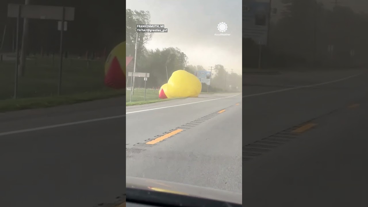 Nadmuchiwane zabawki unoszą się w powietrzu na wietrze