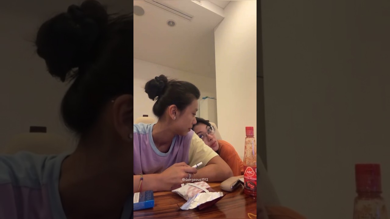 Live berjudul “Netflix, Cookies, Kimi, Yumi & Marella”😍 