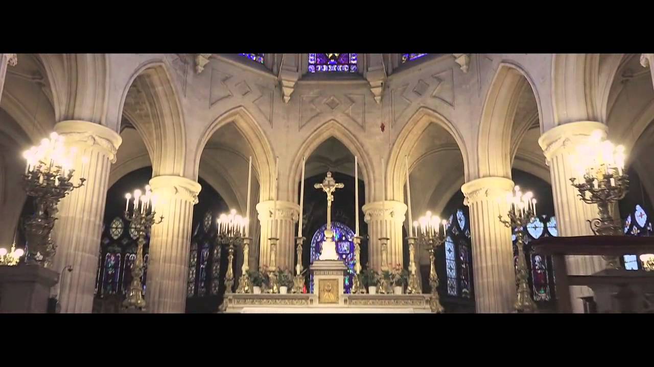 Un drone dans l'église !