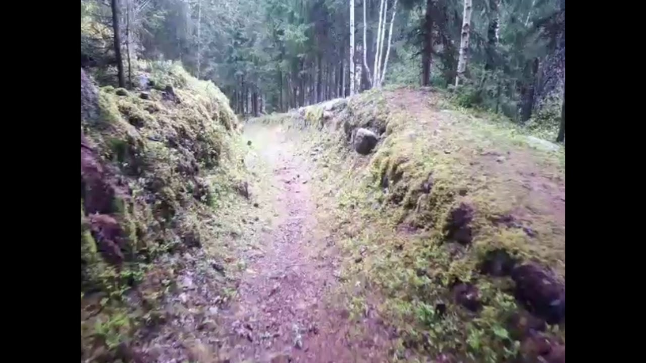 À travers les restes de ce qui fut la piste de bobsleigh des Jeux de 1924 de Chamonix