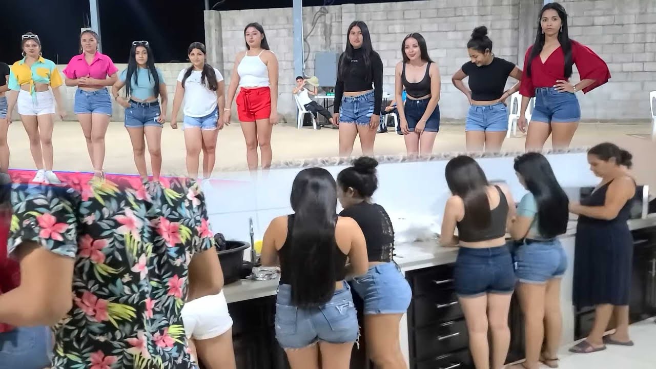 Las modelos plus ya están exhausta y agarraran energías con unas ricas pupusas.