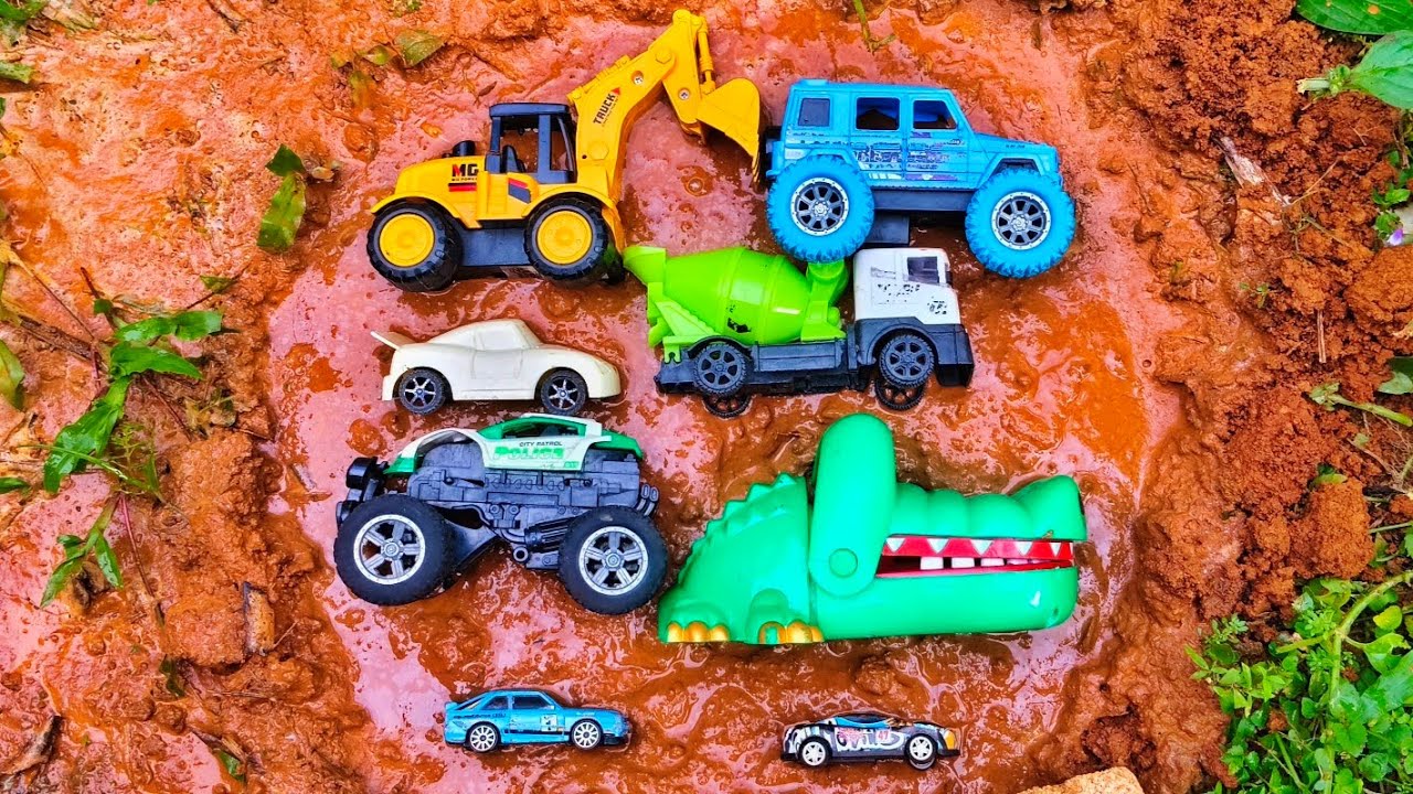 Mencari mainan di lumpur dan Membersihkan mainan Truk Molen, Eskavator, Mobil Polisi,Mobil Balap