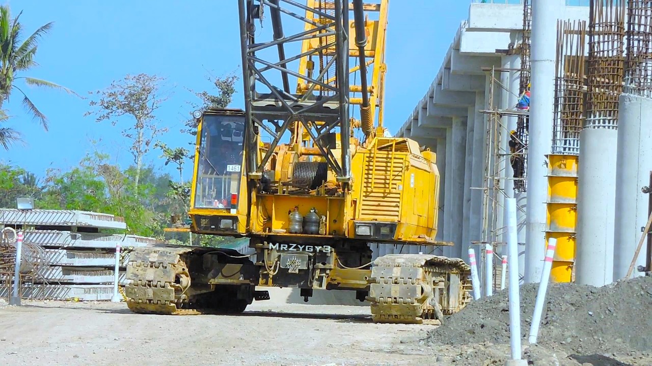 Aktivitas Alat Berat Beko Excavator Crane Besar Bekerja Di Proyek Jembatan Panjang