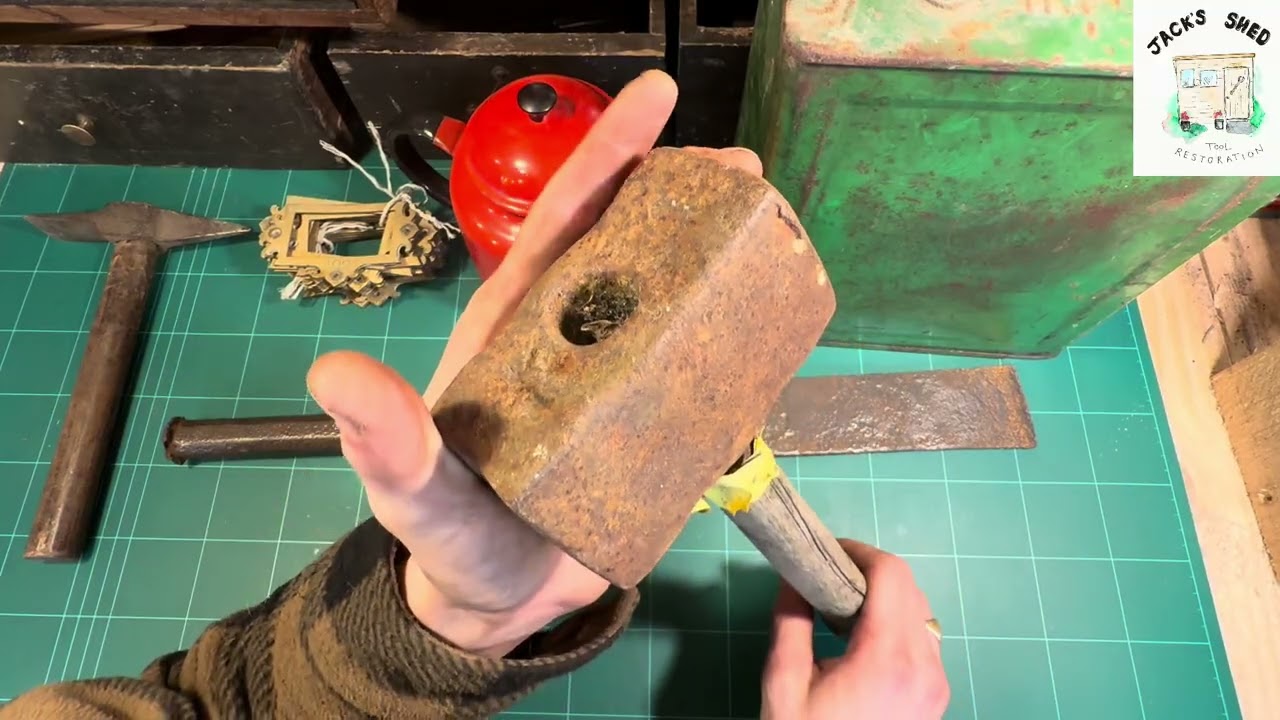 Антикварный центр и распродажа инструментов на автомобильном рынке: интересные вывески, тиски и м...