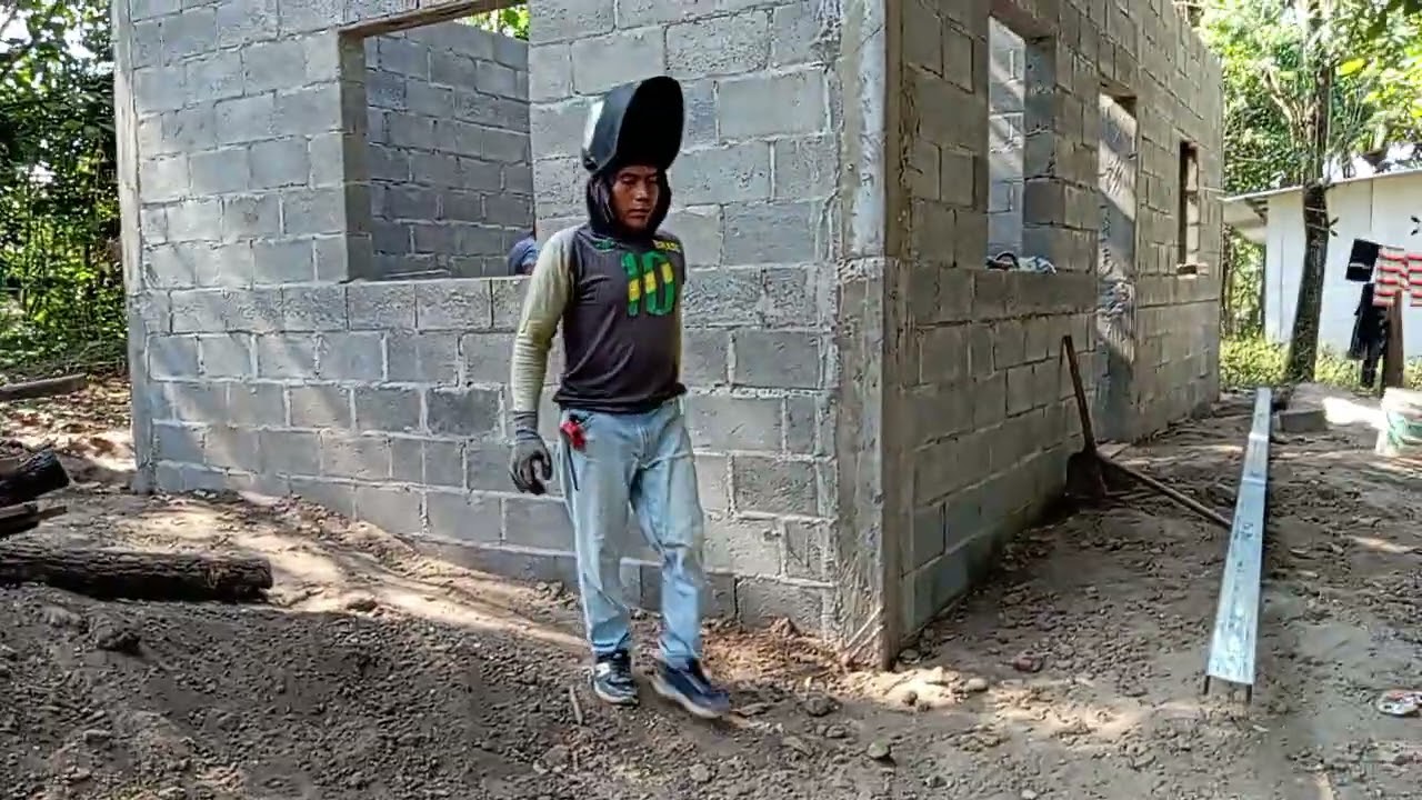 Soldando las Costaneras para el techo de doña anita y familia