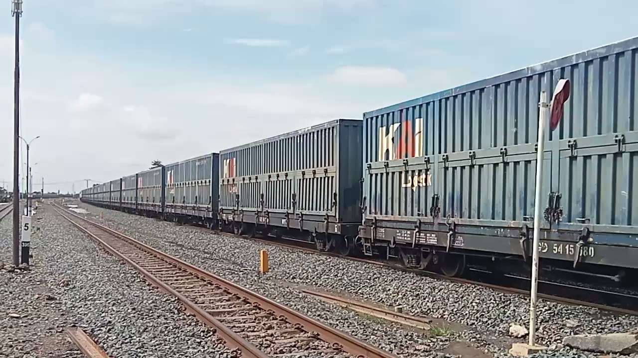 KA barapati kalog kosong feat CC 206 15 29 berjalan langsung di stasiun kramasan 