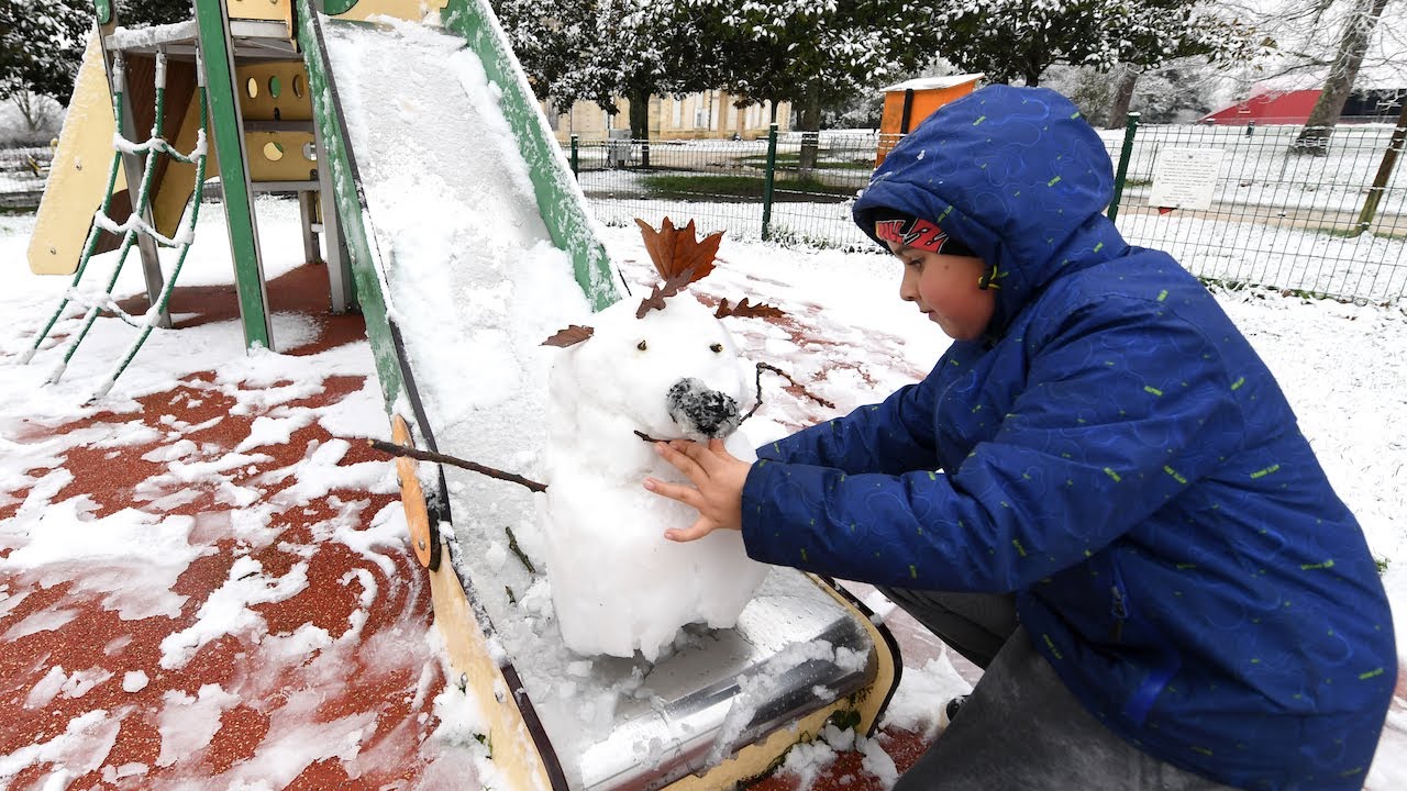 Greece: first snowfall of the year hits northern Athens