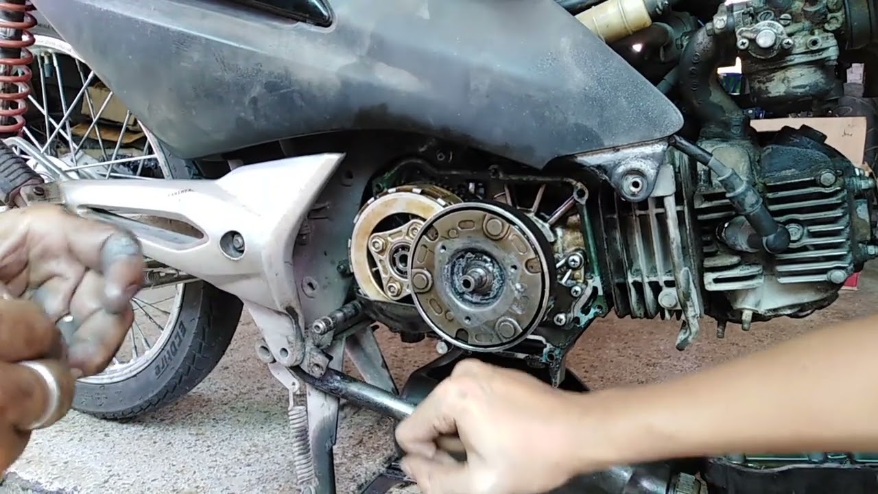 ถอดชุดคลัทช์​ HONDA​ WAVE​ 100​ - S​ โดยพี่อนันต์​ สว.​ 64​ ปี​ #