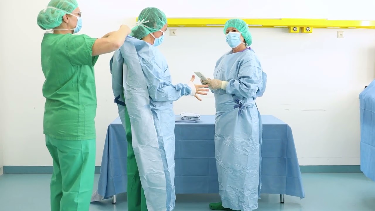 OP-Schutzkleidung korrekt an- und ausziehen