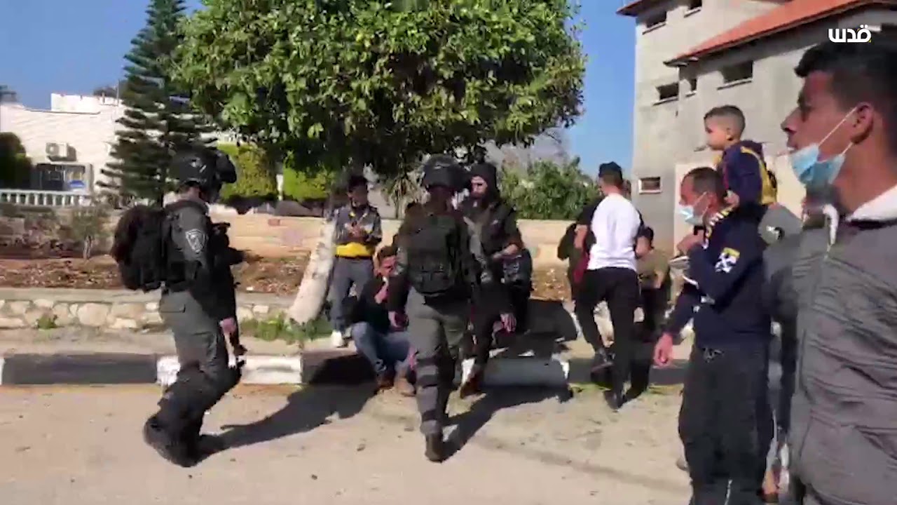 الاحتلال يواصل عملية عسكرية لهدم منزل الأسير محمد مروح قبها في بلدة طورة جنوب غرب جنين.