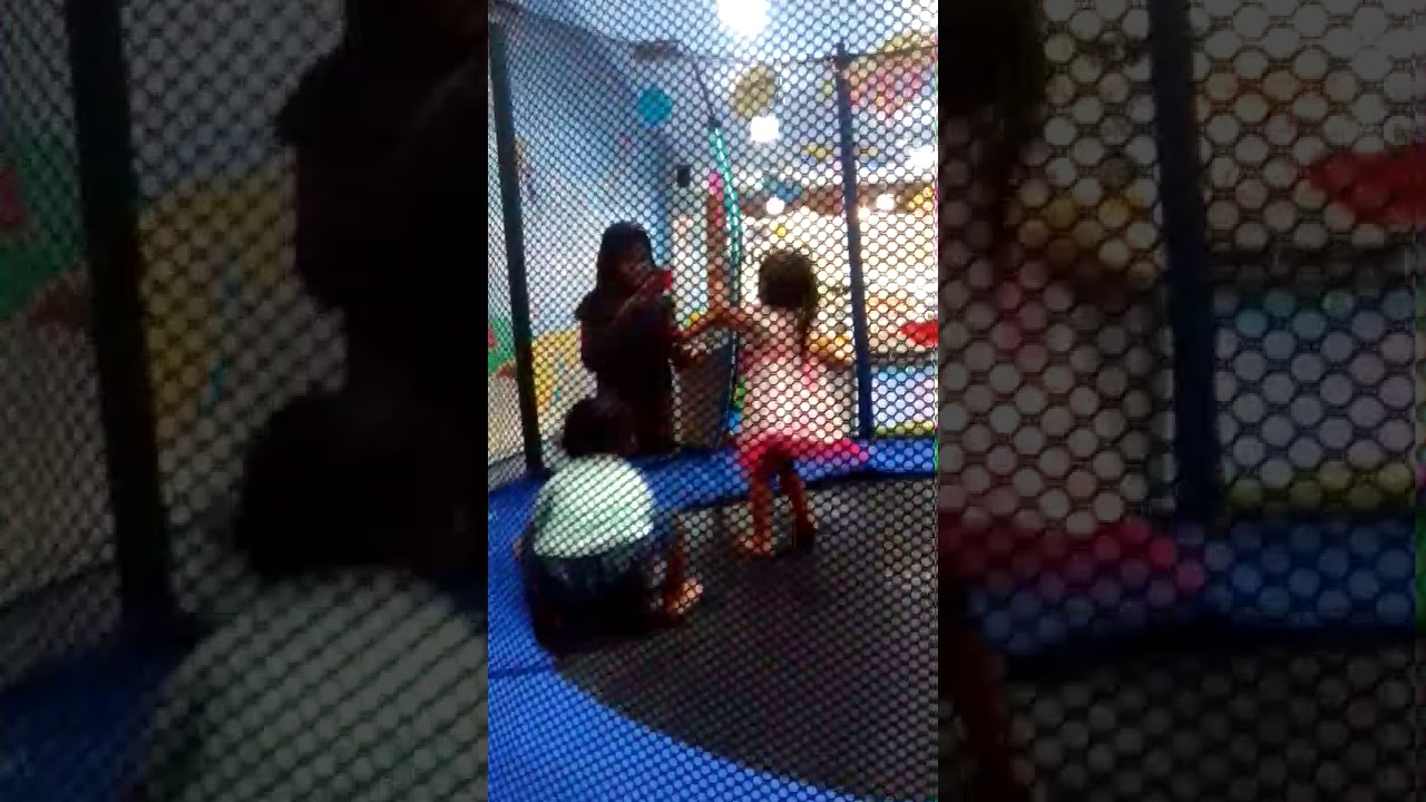 Kak Nala Main Trampolin di tempat bermain .