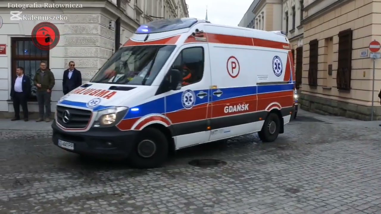 Przejazd kolumny karetek jadącej z Wisły do Cieszyna.