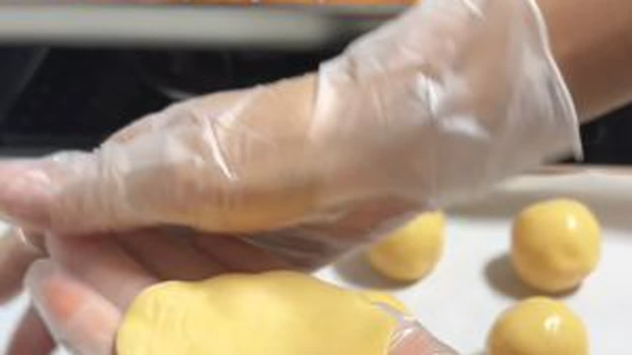 姐妹们月饼教程来喽，我做的是75克的月饼，烤箱是一款老式的平炉小烤箱，所以每次只能烤一层，可能每款烤箱温度会有点差别，大家要调整出自己合适温度，只要温度掌握好，月饼做出来都会很漂亮的#月饼教程 ...