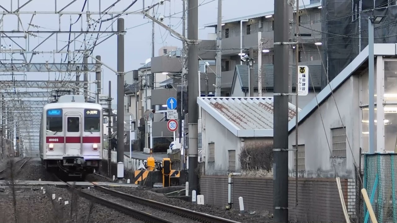無灯火の対向列車にパッシングするシーン