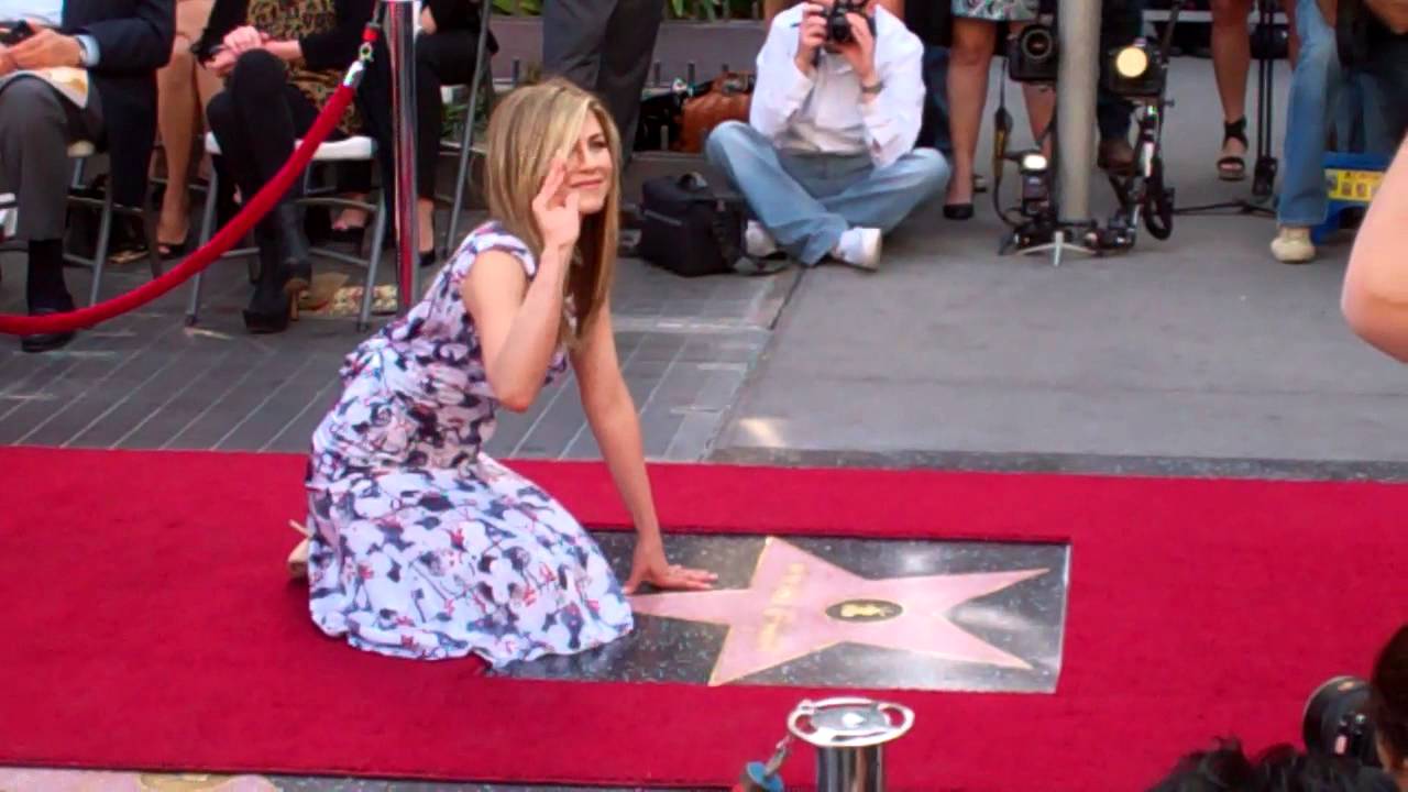 Jennifer Aniston gets a star on the Hollywood of fame and poses for photos with dad