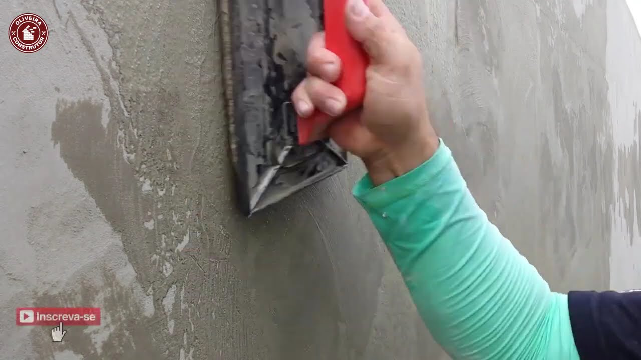 Retoque a parede com argamassa para pintura