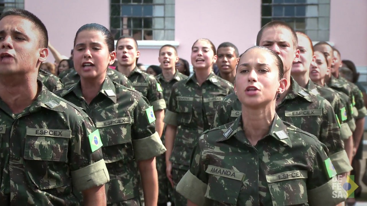 Alunos cruzam o portão da EsPCEx em momento histórico