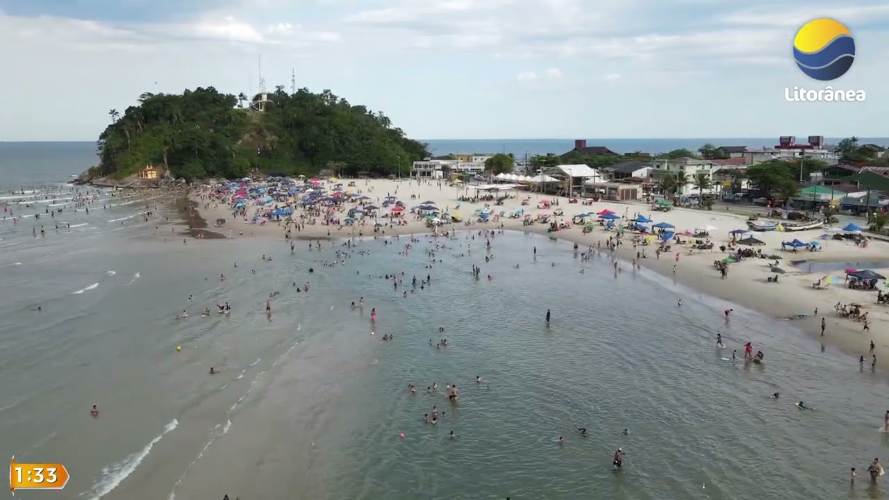 Muita gente na praia em Guaratuba no Natal.