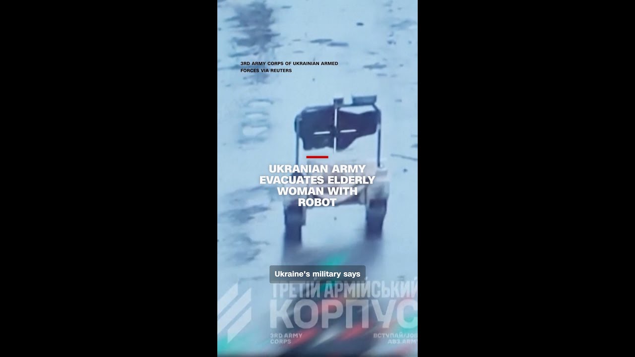 Украинская армия эвакуирует пожилую женщину с помощью робота.