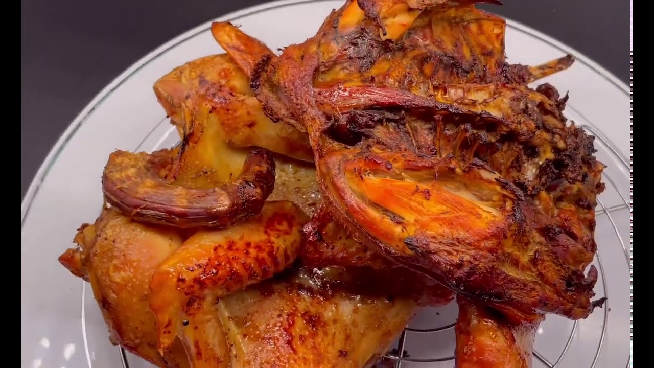 Poulet fumé bien doré fait au four.