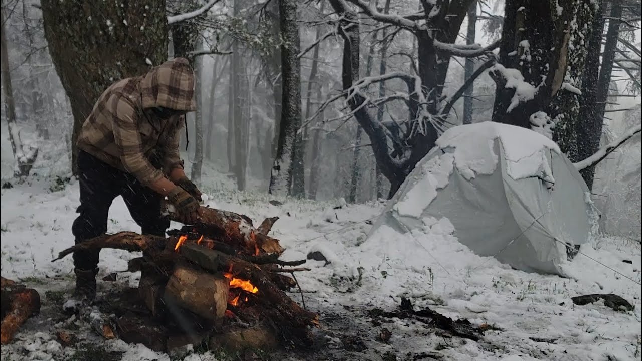 أقوى المغامرات والتخييم في اعالي المداد ثنية الحد ليلة أمس مع تساقط الكثيف للثلوج #camping #travel🌨