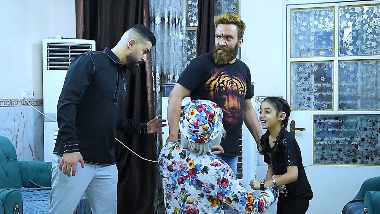طفله وشاب مايع يلكون ساعه سحريه تجمد الناس