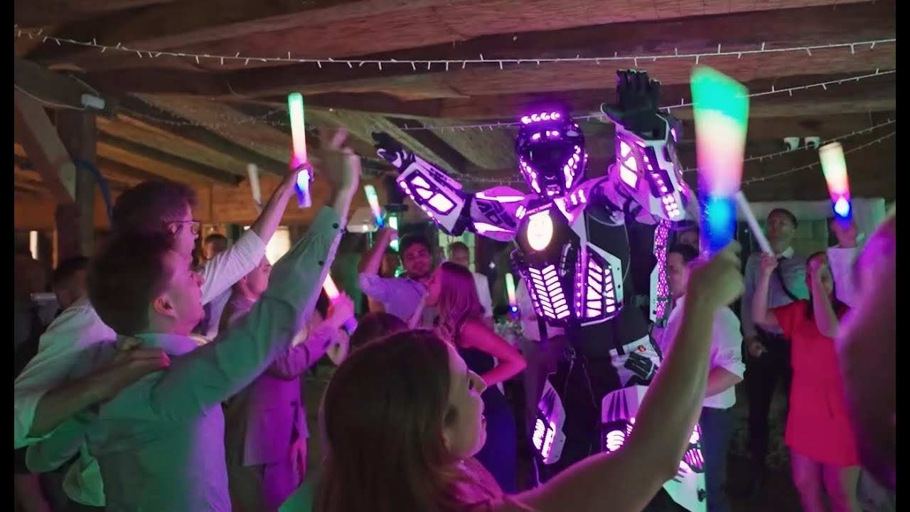 💃🤖 Party Robot: A Meglepetés Vendég az Esküvőn | Hilltop Borbirtok