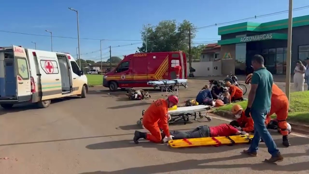 ACIDENTE: Dois condutores de motocicletas colidem em cruzamento.