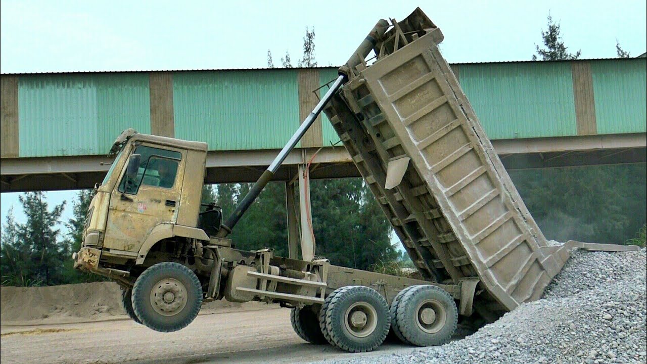 Xe Ô Tô Tải Ben Chở Và Đổ Đá Dăm Bốc Đầu Siêu Cao | Dump Truck | TienTube TV