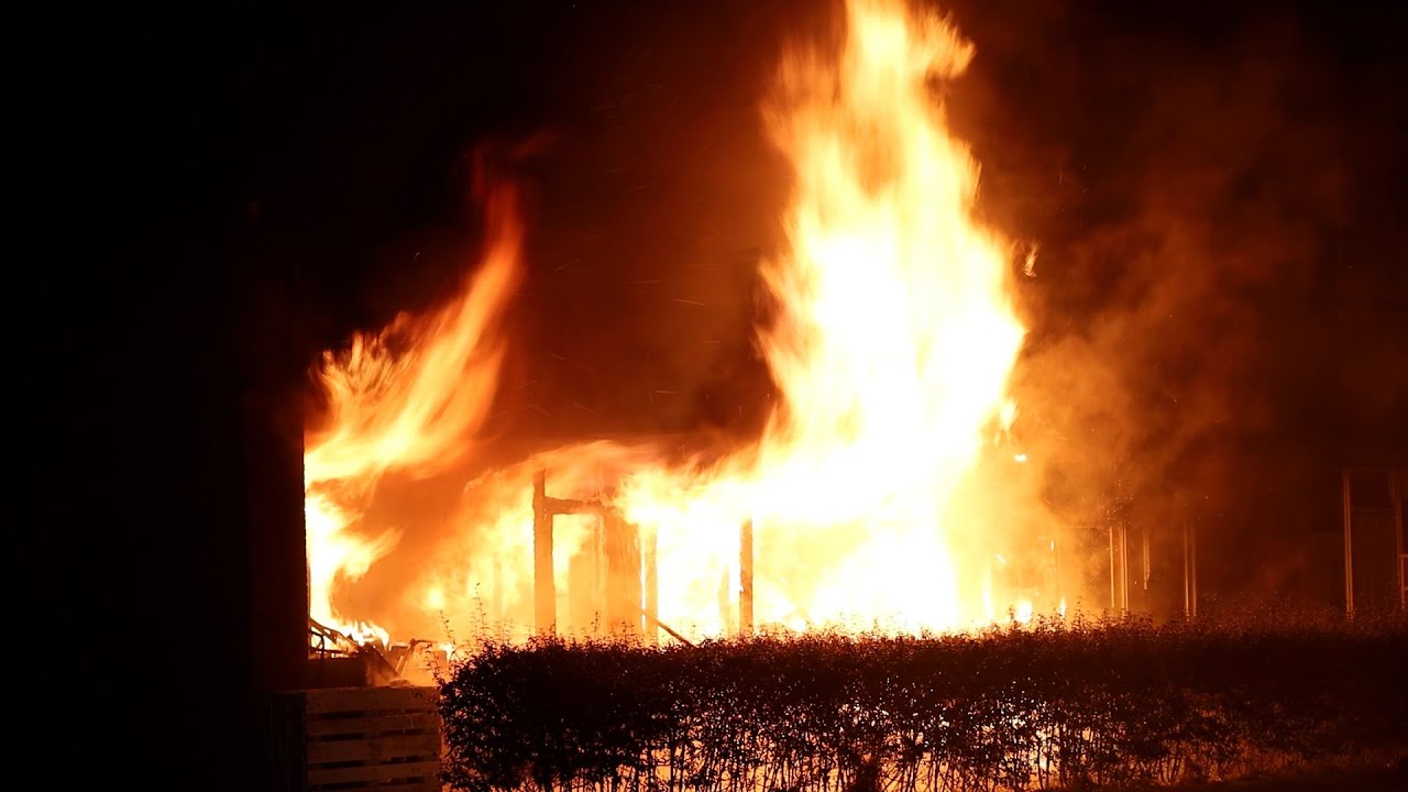 Grote uitslaande brand verwoest appartement in Leeuwarden
