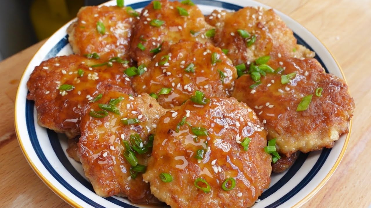 酱油肉饼🐷只需要简单的材料，超容易做，加上酱油酱汁，非常下饭‼️💯Fried Minced Pork With Soy Sauce🐷 It only needs simple ingredients