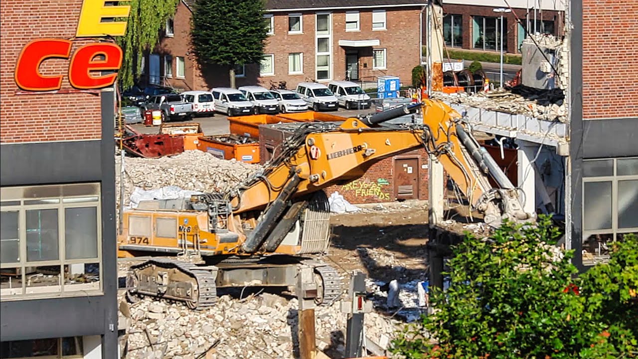 Abri&szlig; des Ems-Centers in Papenburg (Teil 16) / Liebherr R974C demolishing a shopping mall