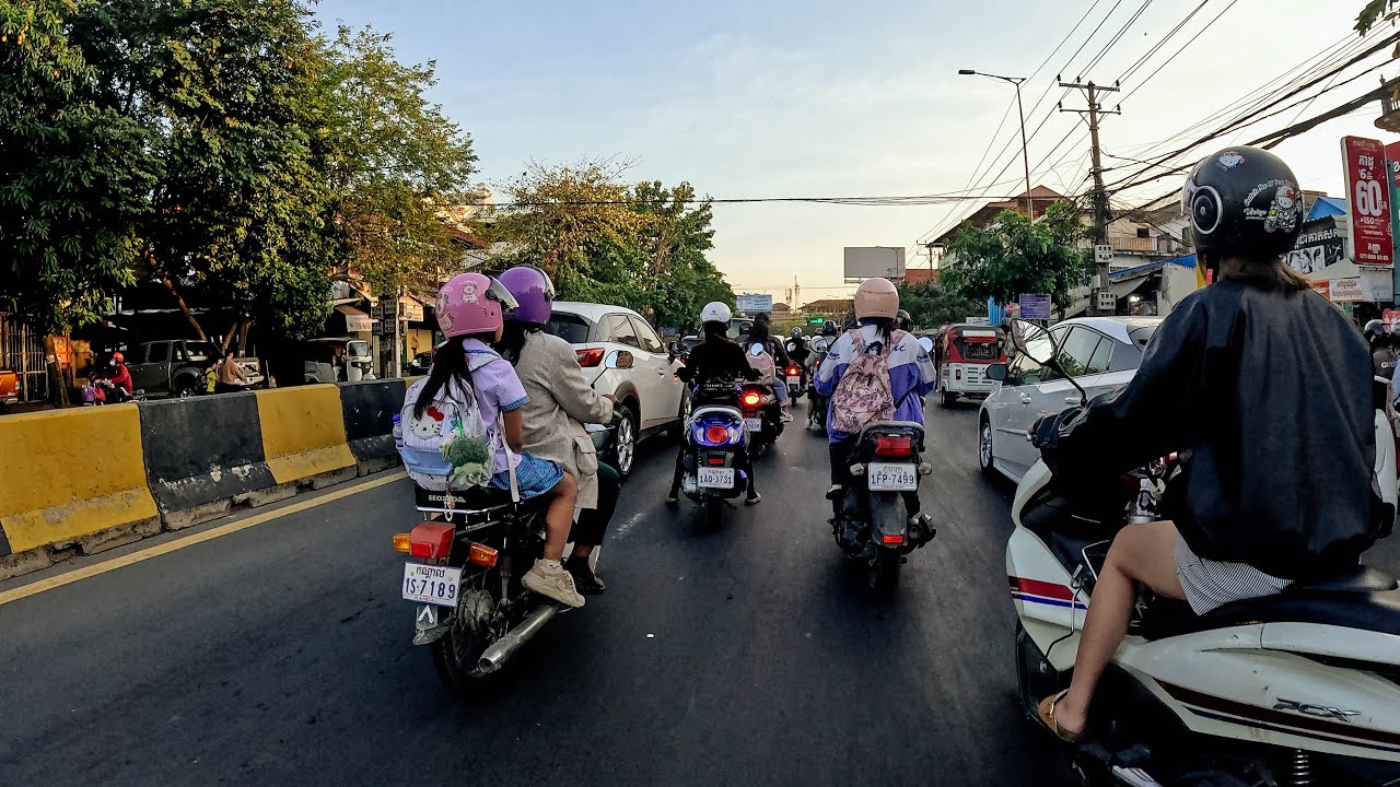 EP 210: Everyday motorcycle ride in Phnom Penh, Cambodia, 4K/60p