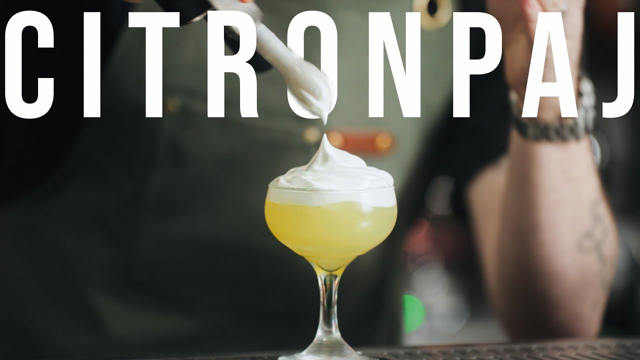 Blandar en Citronpaj Sour med vaniljskum