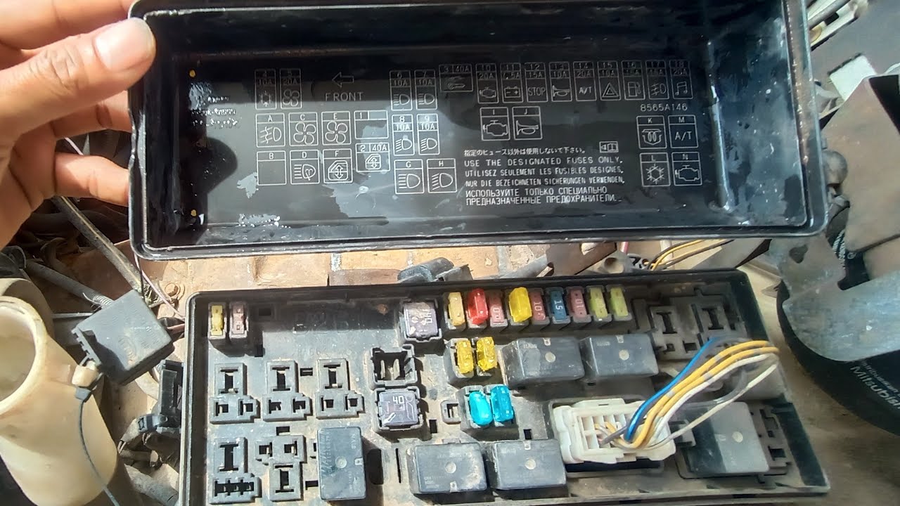 lokasi fuse / relay lampu jarak dekat dan jauh Mitsubishi Strada Triton HDX 2.8 mesin 4M40