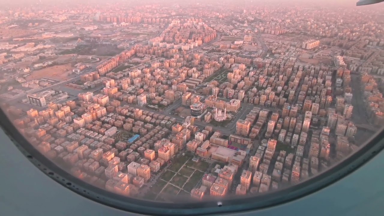 هبوط رائع جدا لطائره  مصر للطيران في مطار القاهره وتظهر اهم معالم القاهره الجميله صباحا.