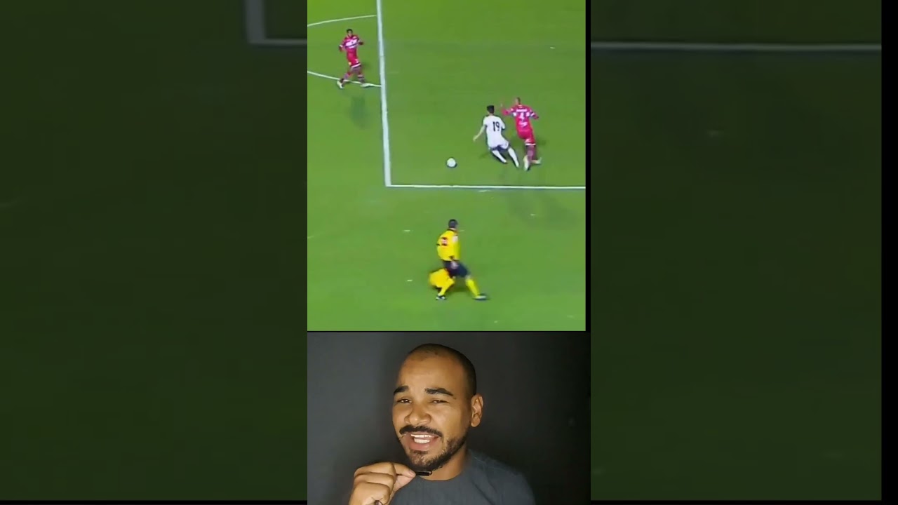 bandeirinha esquece a regra do jogo #futebol #football #esporte #pol&ecirc;mica #noticia #memesdofutebol