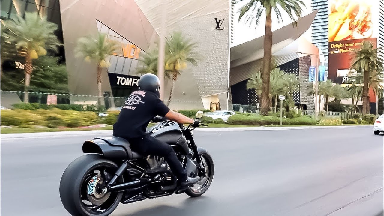 300 mm V-Rod Muscle cruising the Las Vegas Strip!