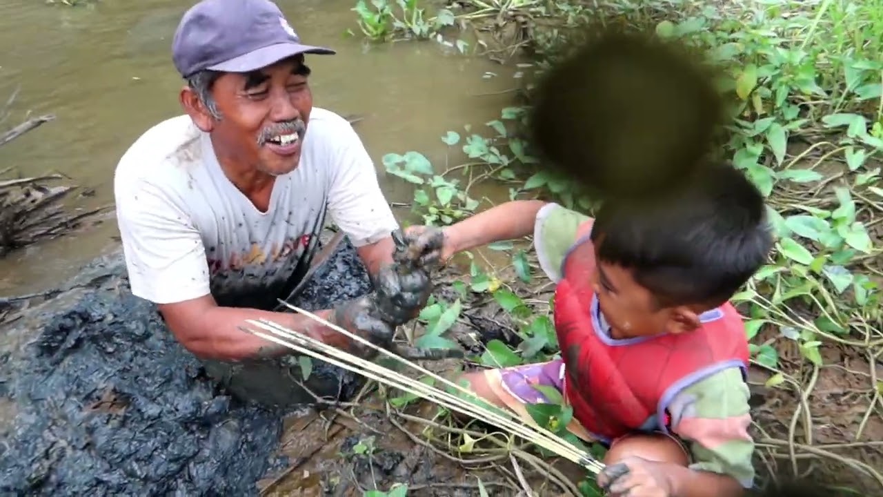 Petualangan Bocil bocil ciaur//berburu belut dilumpur dg alat cangkul hasilnya bikin bungah