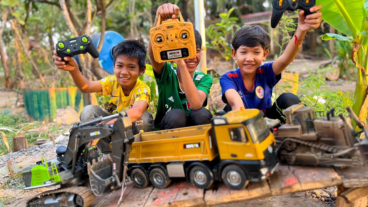 R/C #vdo42 - pour soil. dump truck HUINA: 1536. Excavator HUINA: 1593. Bulldozers HUINA 1554.