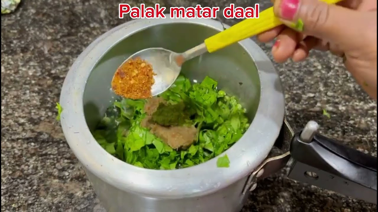 ताजा हरे मटर और पालक की दाल/Palak matar Dal recipe 😋😋